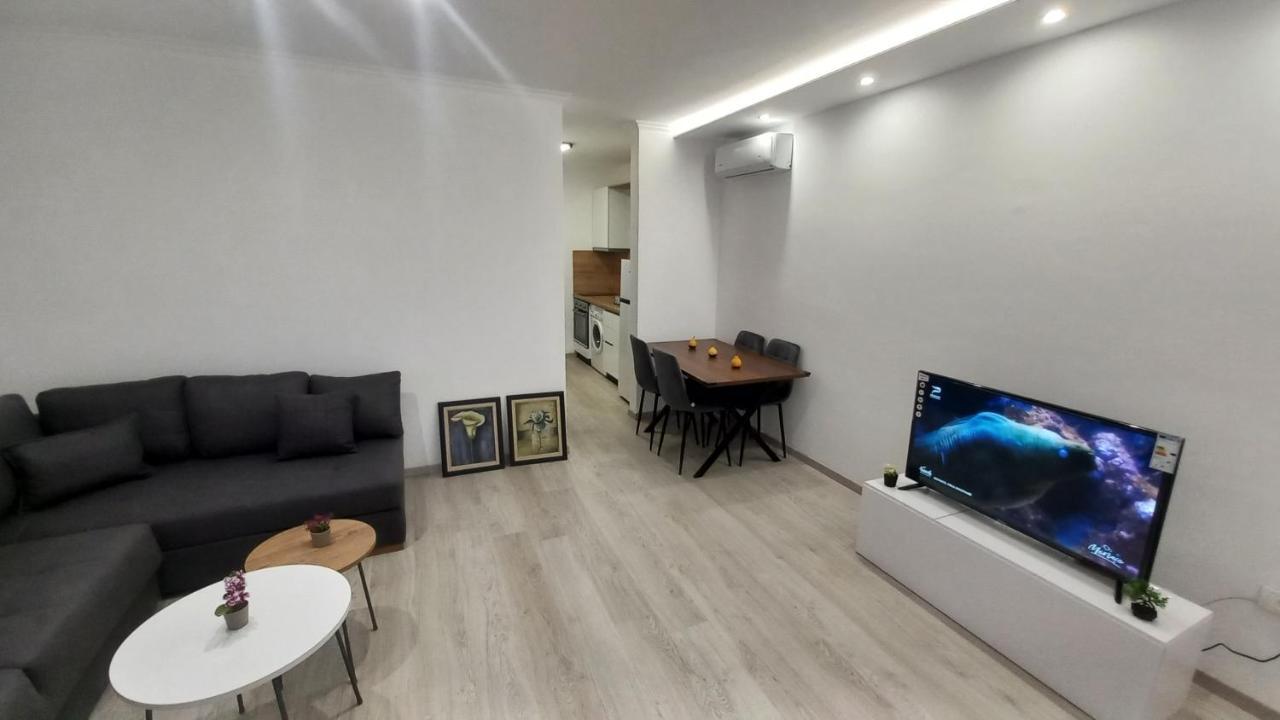 Flowers Guesthouse 티라나 외부 사진