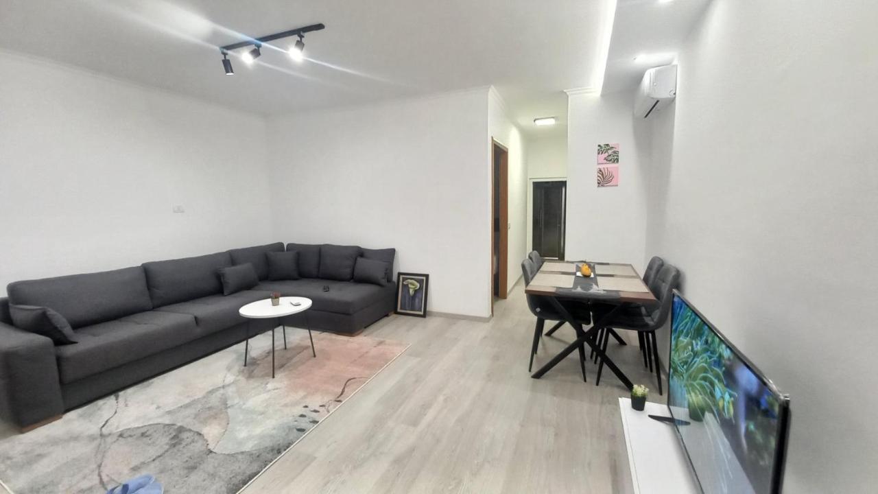 Flowers Guesthouse 티라나 외부 사진