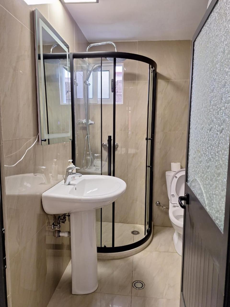 Flowers Guesthouse 티라나 외부 사진