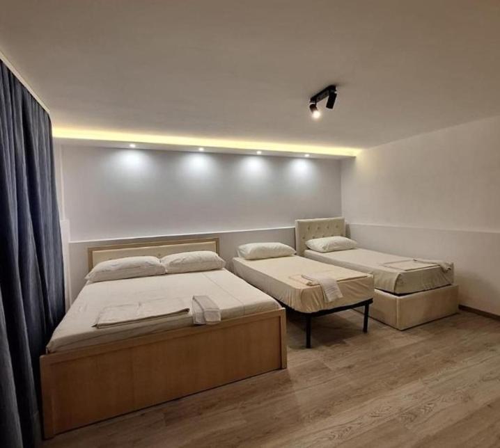 Flowers Guesthouse 티라나 외부 사진