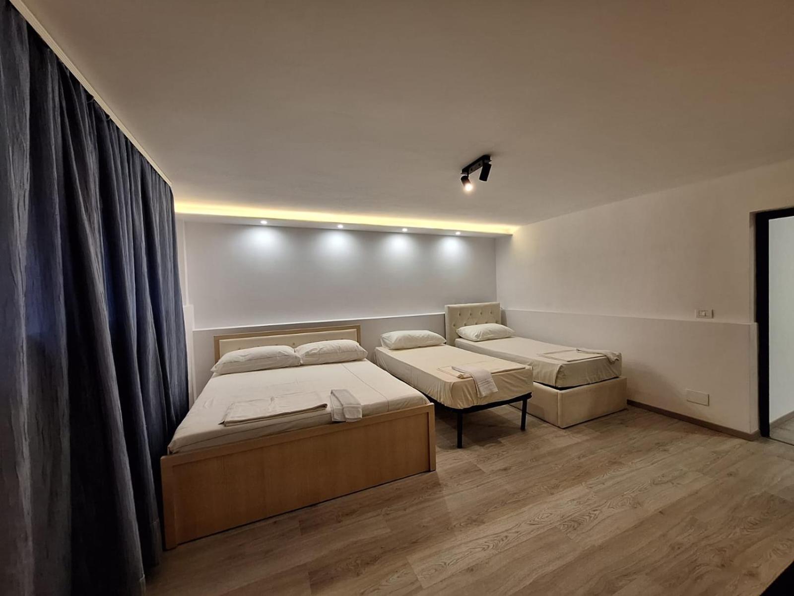 Flowers Guesthouse 티라나 외부 사진