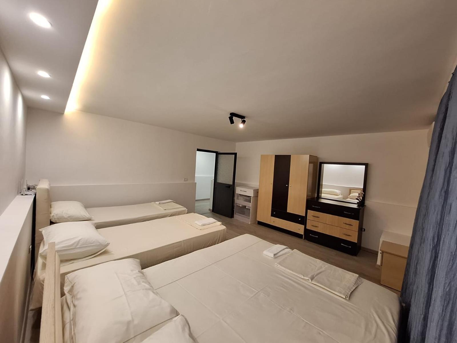 Flowers Guesthouse 티라나 외부 사진