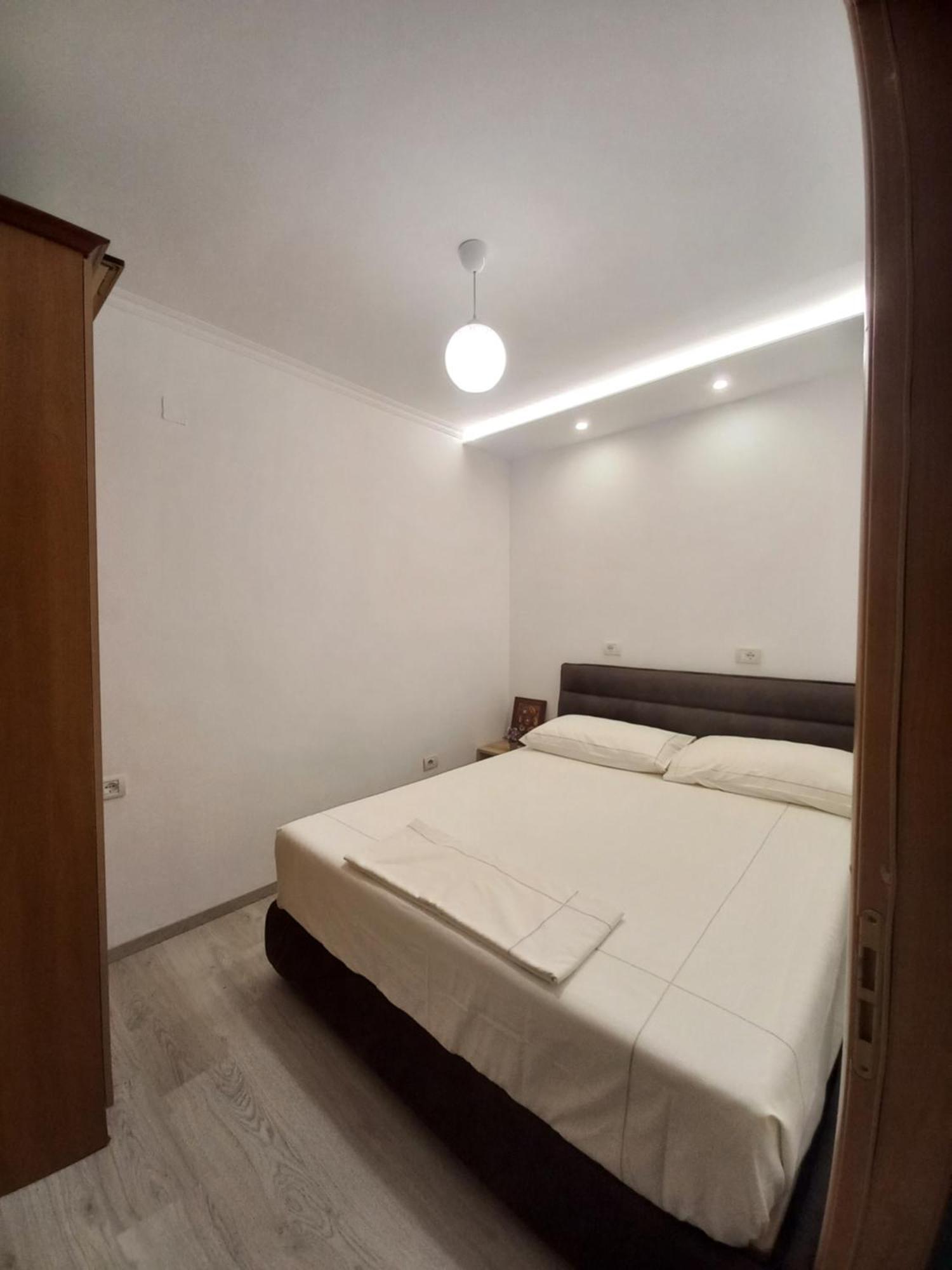Flowers Guesthouse 티라나 외부 사진